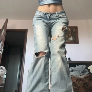 Låg midjade jeans - Lågmidjade jeans med hål