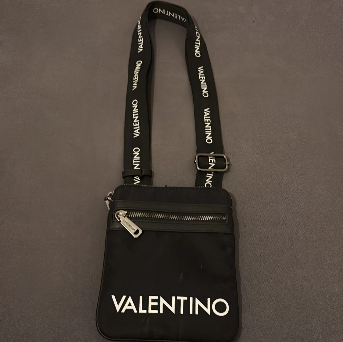 Svart axelväska från Valentino