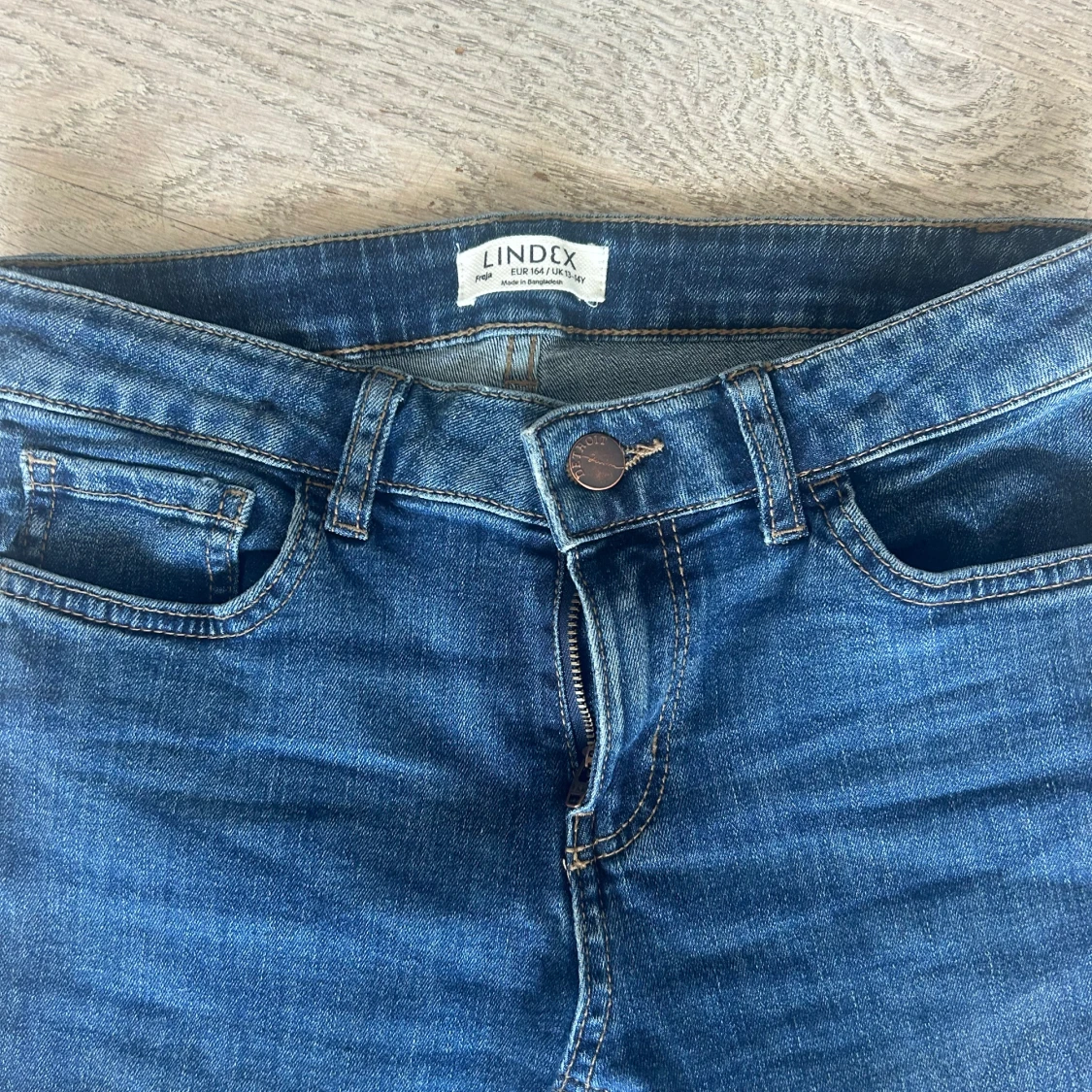 Snygga blå bootcut jeans Freja från Lindex! - 1