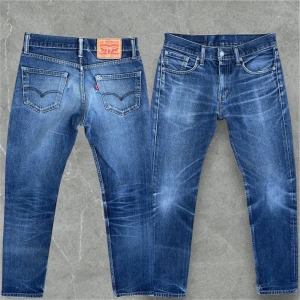 Levis 511 - Feta Levis jeans! Passar mer som 28-32. 38cm midja 100cm längd.Slitna på baksidan bredvid båda fickorna! Modellen är 183 cm. Skriv vid funderingar💬