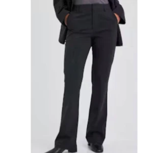 Bikbok Vilma kostymbyxor  - Mörkgrå melerade kostymbyxor från Bikbok i modellen Vilma. Storlek 38. De är oanvända och i nyskick