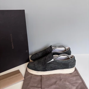 Bottega veneta slip ons  - Säljer ett par snygga slip ons i storlek 42, cond 7/10 heeldrag och smuts på sulan. Även en liten spricka i sulan. Inte så att vatten eller liknande kommer in! Annars väldigt bra skick! Kommer med all OG inklusive KVITTO!
