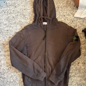Stone island kofta - Stone Island Kofta – Brun (Solblekt) 🧥 Storlek: M 🤎 Färg: Brun (solblekt) 🔄 Skick: 6/10 – tydligt använd, solblekt men hel 💎 Märke: Stone Island