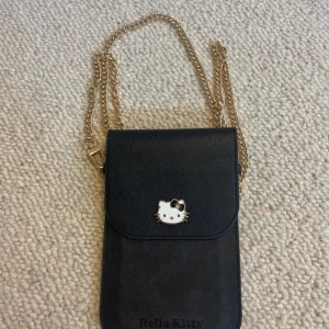 söt miniväska - söt hello kitty miniväska går ner till midjan ungefär o den e väl använd o är i bra skick! 