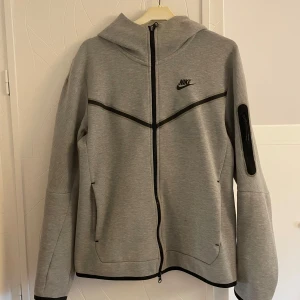 Nike tech fleece - En nike tech fleece i jätte bra skick. Den har inga hål eller fläckar. 