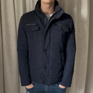 J.Lindeberg fieldjacket  - Storlek M, modellen är 185 cm lång och väger ca 77 kg | väldigt fint skick inga defekter