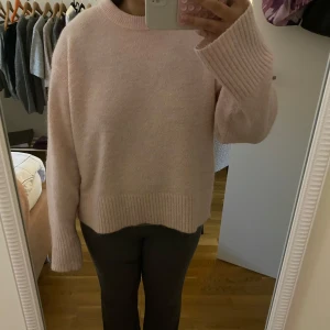 Ljusrosa stickad tröja Gina Tricot - Supermysig ljusrosa stickad tröja från Gina Tricot. Tröjan är använd och tvättad fåtal gånger.💞 sitter bra men har inte användt under längre tid💓storlek 158/164