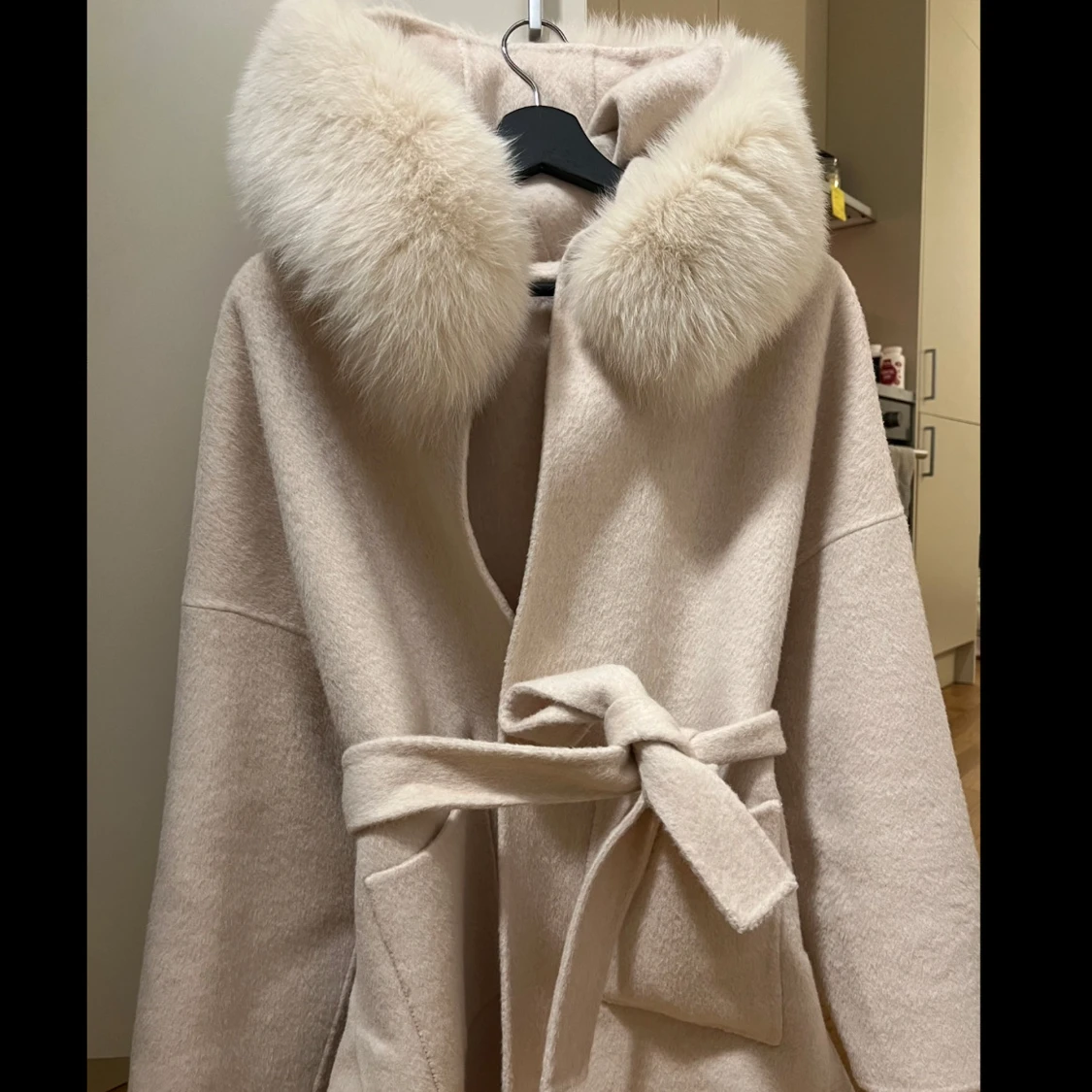 Beige kappa med päls och bälte - 2
