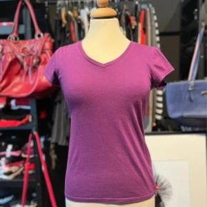 Lila v-ringad t-shirt från Dickies - Snygg lila t-shirt från Dickies med v-ringad hals och korta ärmar. Tillverkad i mjuk bomull och polyester som känns skön mot huden. Perfekt för dig som gillar enkel och stilren design med en poppig färg.   ✨Strl: S/M ✨Skick: Bra ✨Pris kan diskuteras!.  💌Tveka inte att skriva vid frågor eller funderingar 