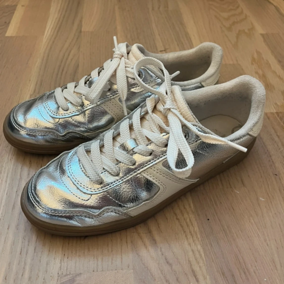 Silvriga sneakers från Stradivarius - 1