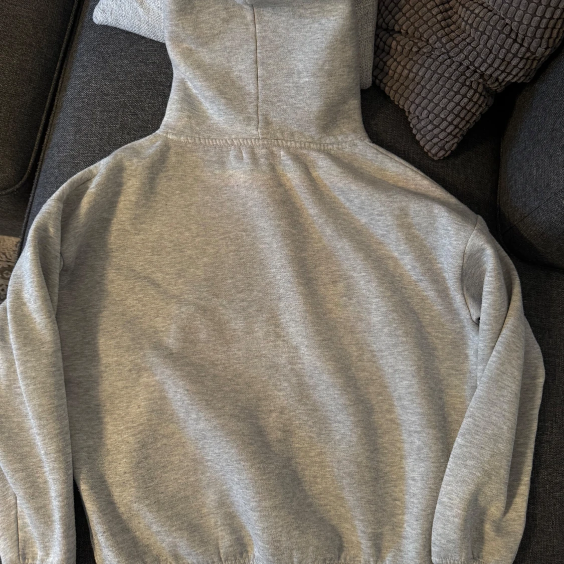 Grå hoodie från Bik Bok  - 1