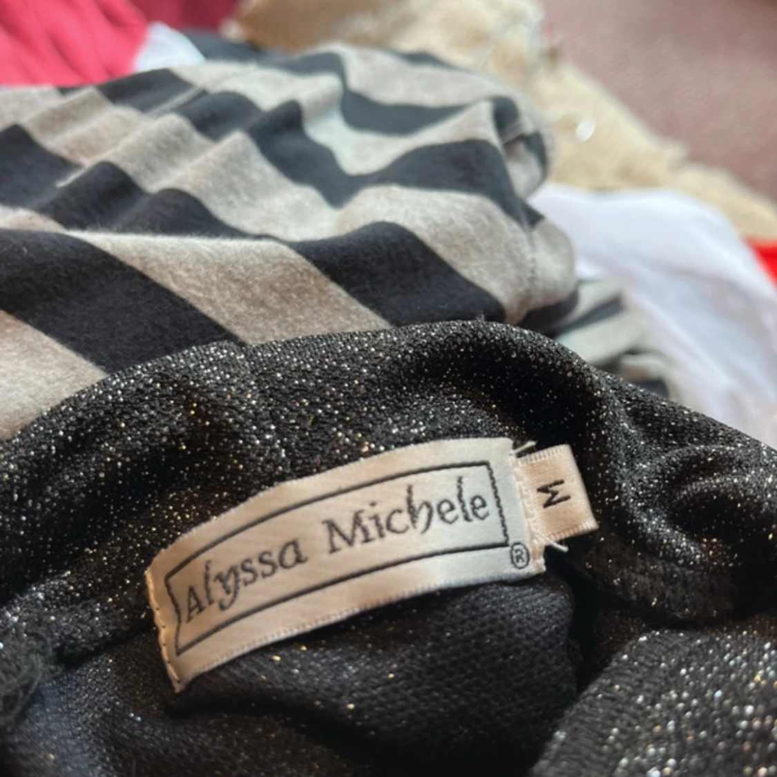 Glittrig svart polotopp  - 2