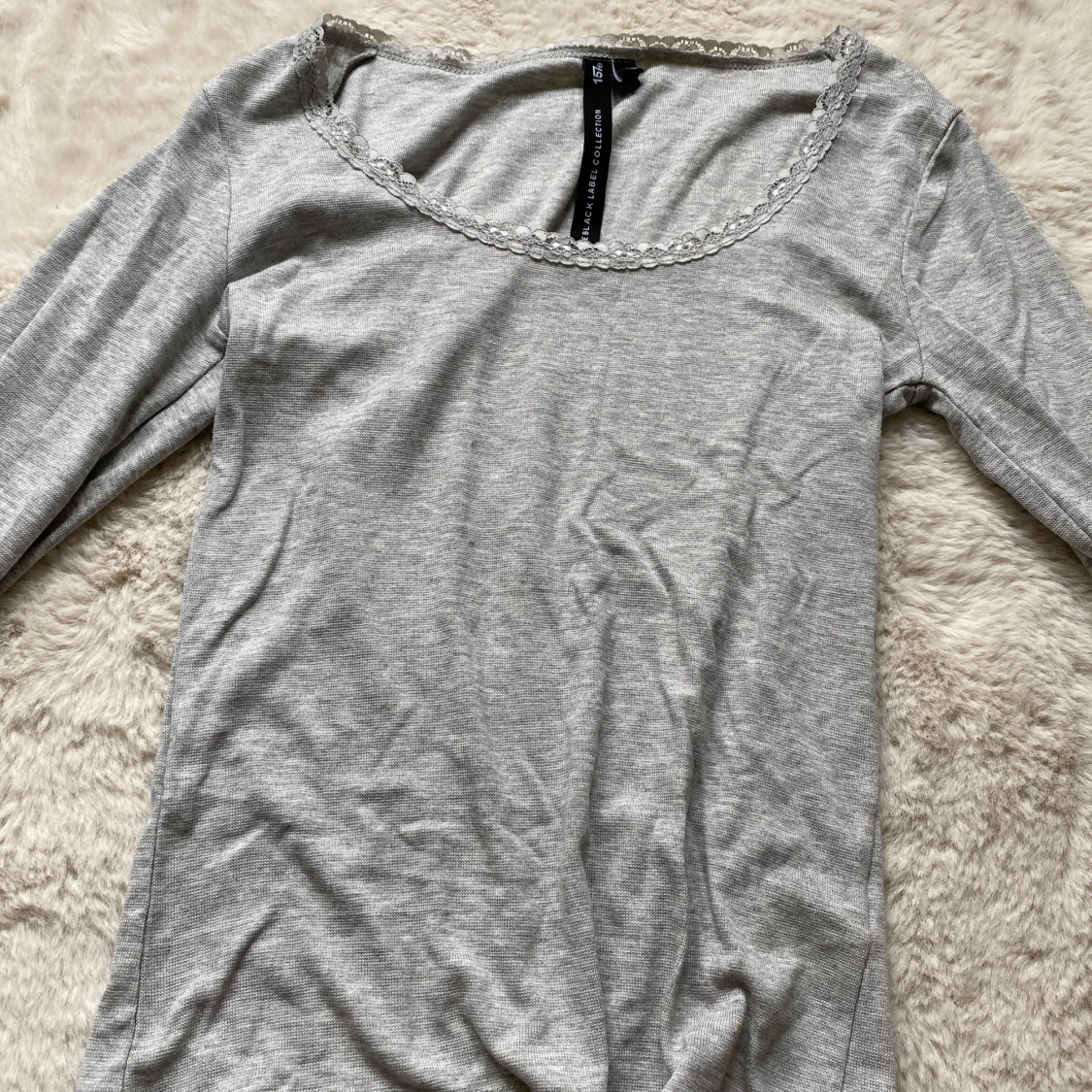 Grå långärmad topp med spetskant