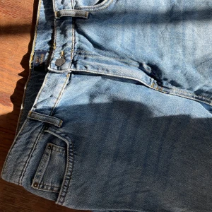 Ljusblå jeans från NLY Jeans - Jeans från Nelly! Raka i modellen med slit längst ner! Bra skick!💕