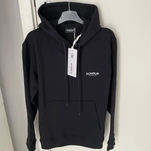 Dondup hoodie helt ny - Tja! Säljer nu denna feta dondup hoodien! Hoodien är sprillans ny endast använd 1 gång! Tags följer med ! Tröjan är storlek S! 