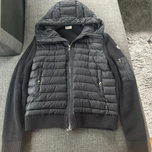 Moncler cardigan - En Moncler cardigan i storlek small. Möts upp och fraktar