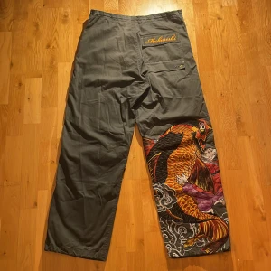 Maharishi byxor med broderi - Gråa Maharishi byxor i storlek S med snyggt broderi på baksidan! Skriv för mer detaljer på byxorna🥰