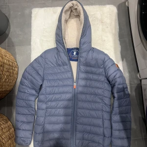 Save The Duck jacka - Skit snygg jacka från save the duck i nästan nyskick. Inga defekter. Strl s/xs. Passar någon som är 170-175. Den är väldigt mysig o varm perfekt t vintern o hösten. Ny pris :2500