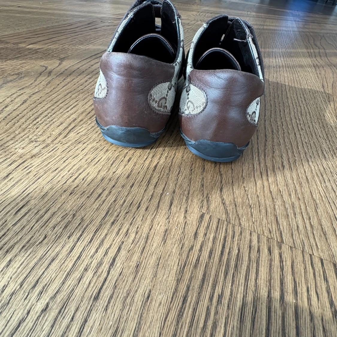 Bruna sneakers från Gucci med monogram - 3