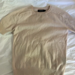 Lisa Yang tröja  - Kashmir tröja från Lisa Yang i M❤️Jag har vanligtvis S och den passar bra! Den har några fläckar men skulle tippa på att de går bort med vanish eller något liknande😀 