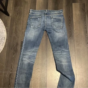 Dolce & Gabbana jeans  - Snygga blå jeans från Dolce & Gabbana med klassisk femficksdesign och slitningar. Använda ca 5 gånger. Skriv om du har fler frågor!
