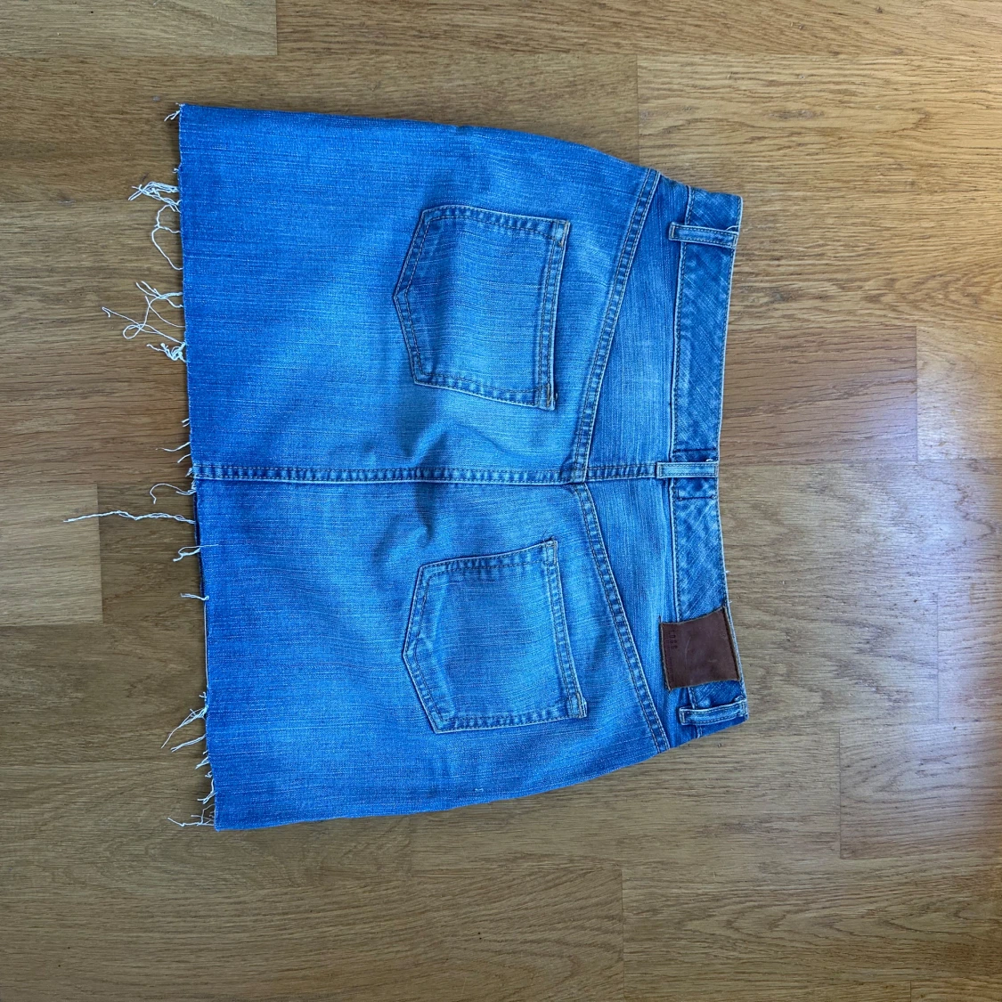 Blå jeanskjol med rå kant - 1