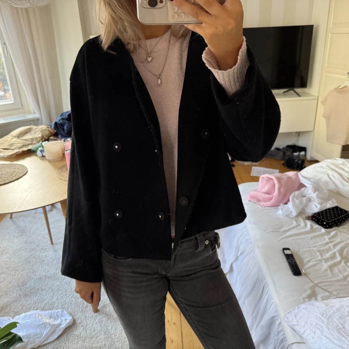 Svart kort kappa med knappar - 2