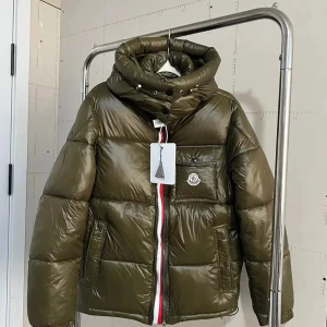 Moncler pufferjacka med huva - Vid intresse hör av er! Finns flera storlekar!