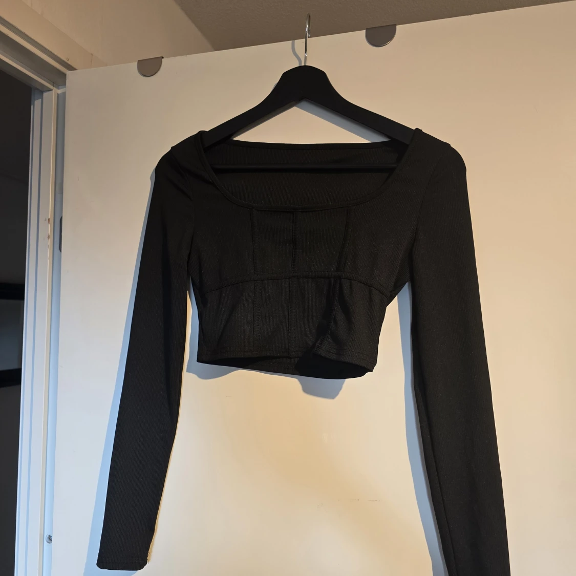 Svart croppad långärmad topp - 2