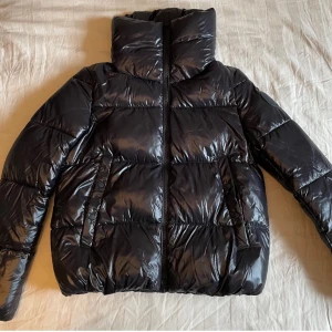 Save the duck jacka - Jättefin jacka från Save the duck i modellen Isla. Obetydligt använd så i mycket bra skick. Nypris 3299kr. 