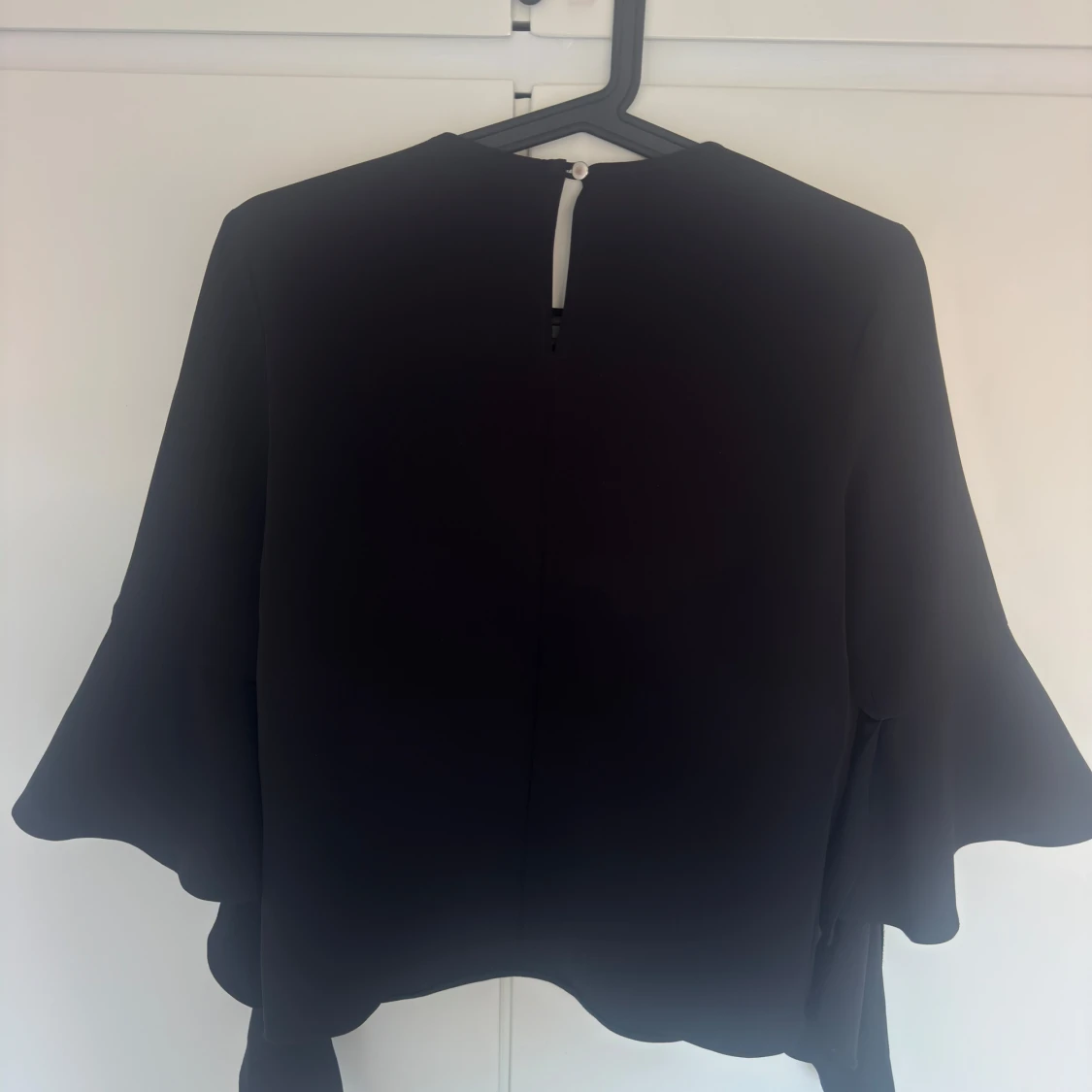 Svart blus med volangärmar   - 1