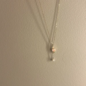 Halsband med flamingo och pärla - Supersött halsband i guld dock lite sliten på visa små områden som vid spenett man ser allt som är slitet på bilderna jag tagit skriv för mer frågor eller pris diskussion 