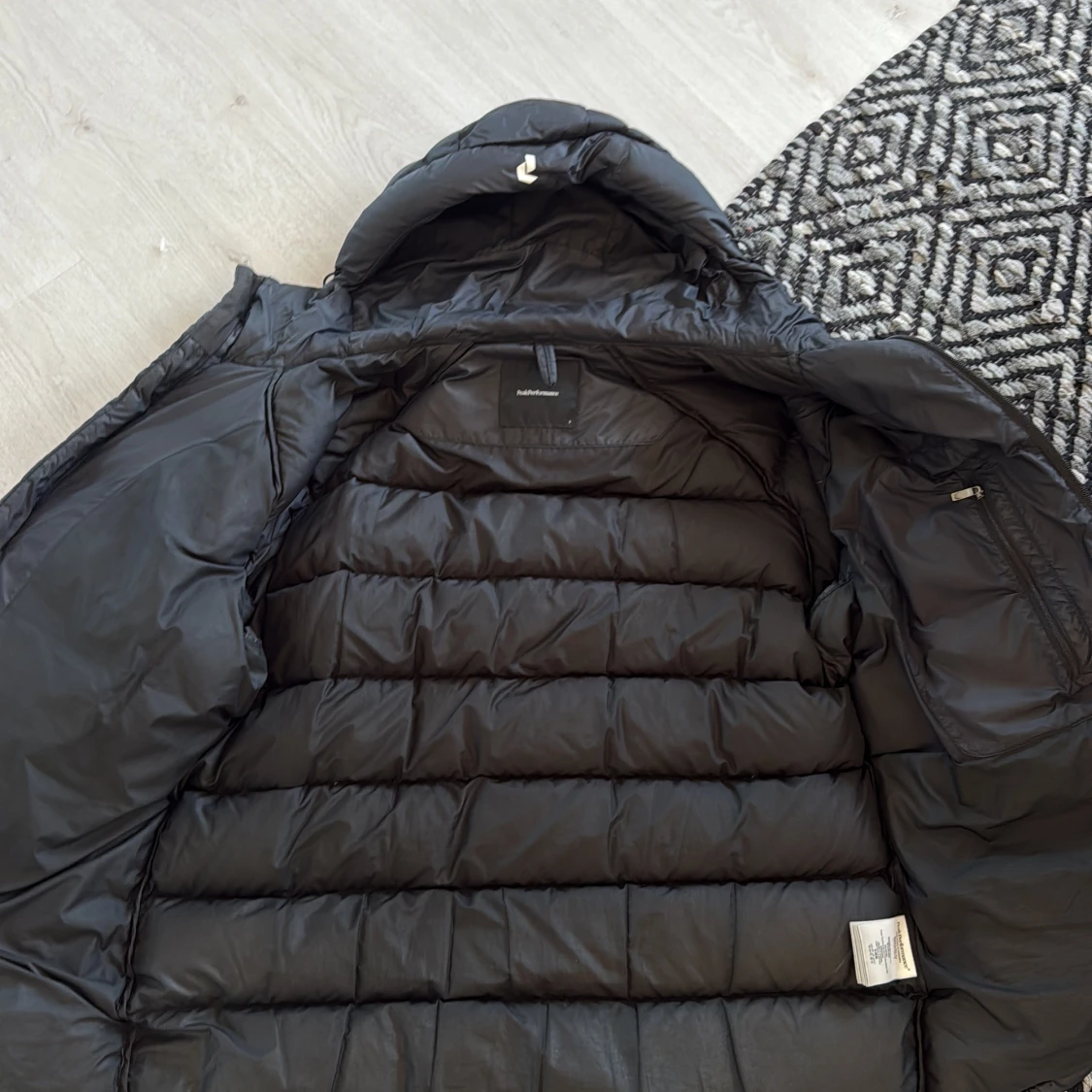 Svart pufferjacka från Peak Performance - 2