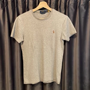 Ralph lauren t shirt  - Ralph Lauren t shirt - skick 9/10, mycket fint skick, inga defekter - storlek XS, passar XS - mått: A=60cm, B=41cm (bild 5) - jag är 177 och dom har blivit lite för korta på mig, passar förmodligen runt 170! - Lite mjukare och mer exklusivt material än på vanliga t shirts, köptes i Båstad för 1299kr! - hör av er vid frågor!🙌