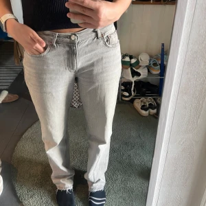 Grå raka lågmidjade jeans - Gråa lågmidjade raka jeans från GinaTricot som är köpta förra året. Modellen heter: Low straight jeans. Nypris är 500kr. Sparsamt använda så i bra skick. Storlek 38, passar mig som vanligtvis har 36/38 i jeans och är 171 cm lång🥰