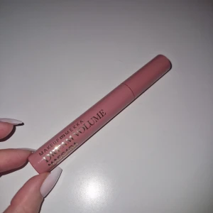 Volume Mascara - Denna mascara är framtagen för att ge maximal volym och fylliga fransar. Den krämiga formulan bygger upp fransarna utan att tynga ner dem. Borsten är flexibel och tät, vilket underlättar applicering av flera lager samtidigt som den separerar och lyfter fransarna. Helt ny