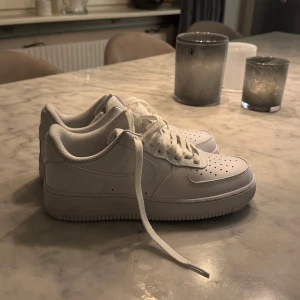 Nike Air Force 1 vita sneakers - Helt oanvända Nike air force 1, säljes för att dom är för små för mig