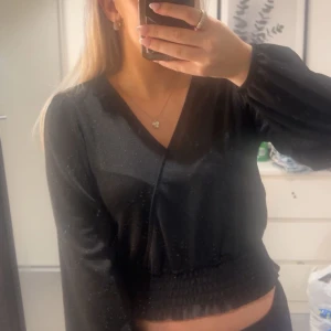 Blus/topp - Jättefin glittrig V-ringad blus i storlek S🖤Perfekt till alla tillfällen!😍