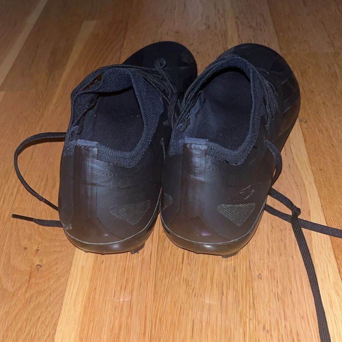 Svarta adidas fotbollsskor strl 44 - 3