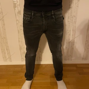 Replay ”anbass” hyperflex - Säljer ett par replay anbass jeans i hyperflex modell, i storleken w32 l32 passar perfekt på dig som är 175-185cm. Jeansen är i nyskick 9,5/10 pris kan diskuteras vid snabb affär meddela mig vid frågor eller funderingar. Nypris ca 1700kr.