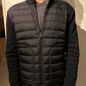 Moncler cardigan - Autentisk Moncler Cardigan.  Säljer min Moncler cardigan som är i fint skick.  Köptes för 8000 kr, mitt pris 2500k kr. Väl skött. Tveka inte på att höra av dig vid frågor! 