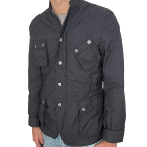 J.Lindeberg Field jacka  - Otroligt fet jacka, dock lite liten på mig. Storlek S men passar även XS 