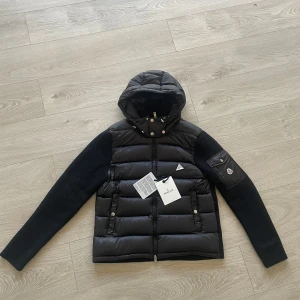 Moncler Cardigan  - Jag säljer den eftersom att den är för liten på mig och är knappt använd. Den är perfekt för den svenska hösten och vintern. Glansen är matt inte väldigt glansig.  Den passar från 175-180. Skriv gärna till mig om du har några fler funderingar