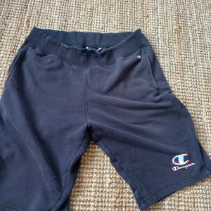Svarta Champion shorts  - Svarta shorts från Champion i storlek XL., snören saknas men funkar bra, skriv gärna om du hsr frågor eller vill se fler bilder och kolla gärna på de jag har upplagt i min profil ❣️❣️