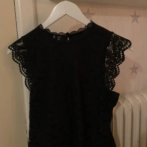 Svart blus från only - Supersnygg svart blus från Only i spets med fina detaljer och ärmlös design. Säljer då den inte kommer till användning. Pris kan diskuteras 💓Storlek M men skulle säga att den passar en S också