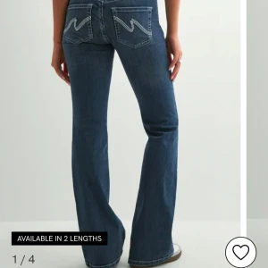 Blå bootcut jeans från Nelly, stl 36 - Snygga blå bootcut jeans från Nelly med klassisk femficksdesign och kontrastsömmar på bakfickorna. Jeansen har normal midja och är tillverkade i ett stretchigt denimtyg som sitter skönt. Perfekta för dig som gillar en tidlös look med lite utsvängda ben. Knappt använd.