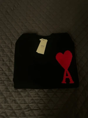  AMI Paris-tröja - Säljer en helt ny AMI Paris-tröja i storlek S(passar mer som M) Aldrig använd, i nyskick. Snygg och tidlös modell – perfekt till vardags eller finare outfit.  Skickas snabbt 📦 Hör av dig vid frågor!