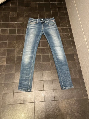 Replay skinny jeans - Säljer ett par Replay jeans som har formen skinny och har låg midja. Storleken är W27 L30. Passar dig som är runt 162-173.                          Nypris: 1450 kr                                                               Vårt pris: 499 kr                                                                                 Jeansen har inga defekter och är använda väldigt lite. Hör av dig om du har några frågor. Priset är prutbart vid enkel affär.