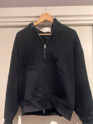 Oversized svart hoodie från H&M - Använd en gång, nu skicka, pris kan diskuteras vid snabb affär 