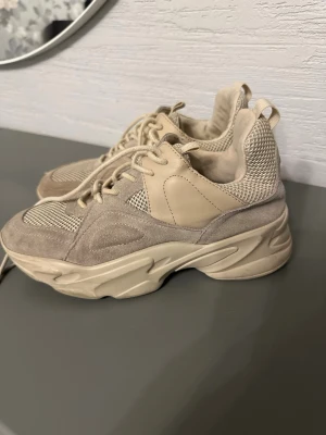 Vita / beiga sneakers  - sneakers i beige ton med cool mix av mocka och meshdetaljer. 
